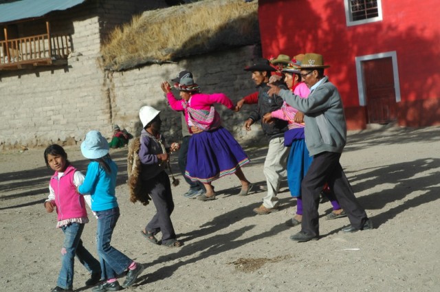 Zdj cia: Cahuana, Arequipa, Taniec z kogutem dookoa kocioa, PERU