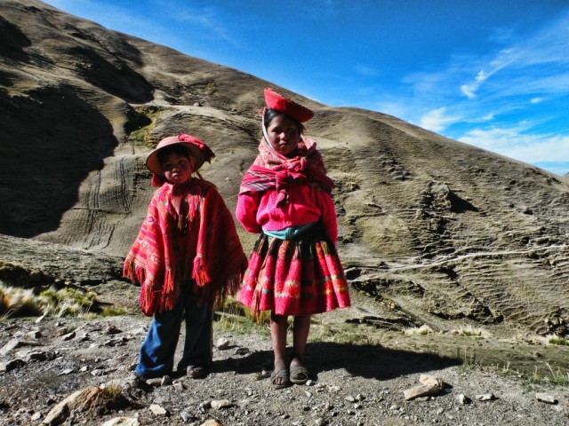 Zdj cia: Dolina Patacancha, Ollantaytambo, Peruwiaskie dzieci w drodze do szkoy , PERU