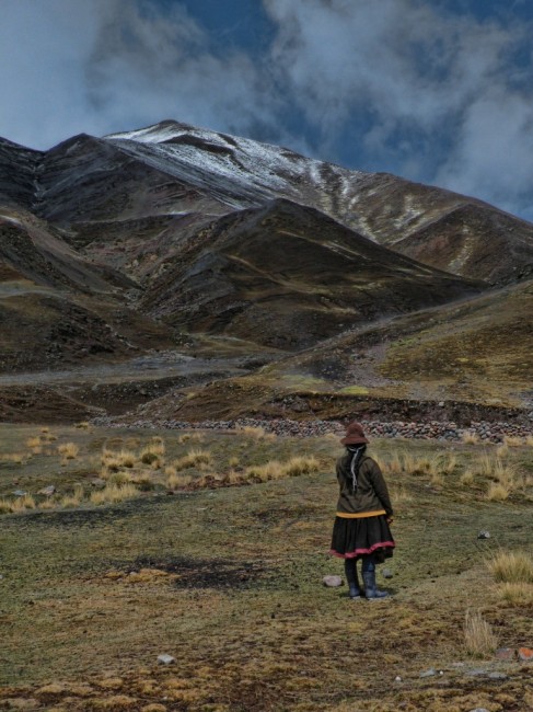 Zdj cia: Wgorach, Ausangate, Zapatrzona na gory kobieta , PERU