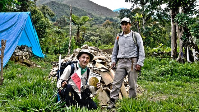 Zdj cia: Vilcabamba, Vilcabamba, Ed i Pablo przy hałdzie inkaskich dachówek w Wielkiej Vilcabambie, PERU Zdj cia: Vilcabamba, Vilcabamba, Ed i Pablo przy hałdzie inkaskich dachówek w Wielkiej Vilcabambie, PERU