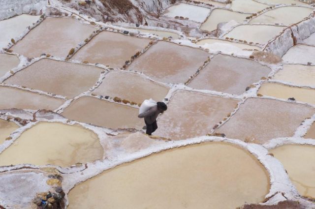 Zdjęcia: Salineras, Maras, Z workiem soli, PERU Zdjęcia: Salineras, Maras, Z workiem soli, PERU
