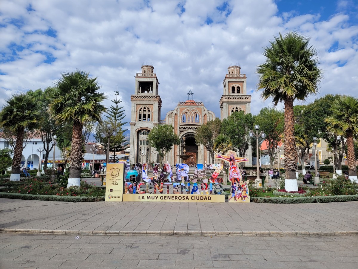 Zdjęcia: Huaraz, Huaraz, Plaza de Armas, PERU Zdjęcia: Huaraz, Huaraz, Plaza de Armas, PERU
