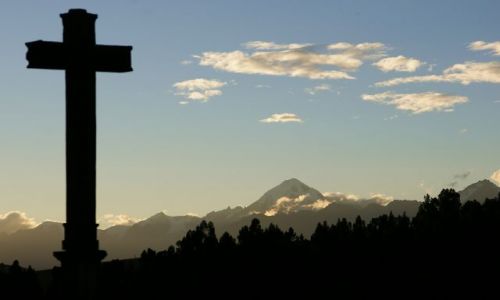 Zdjęcie PERU / Peru / Wioska Chincheros / Krzyż i Andy