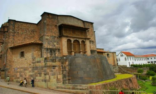 Zdjecie PERU / Cuzco / Cuzco / Kociu  na  podstawie  budowli  Inkaskiej