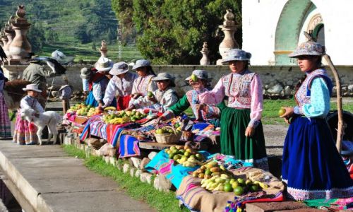 Zdjęcie PERU / cusco / droga do kanionu Colca / owoce na sprzedaż