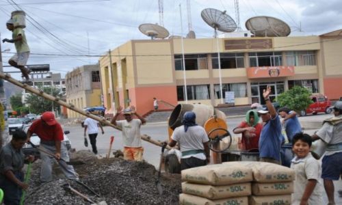 Zdjęcie PERU / Puno / Puno centrum miasta / na budowie