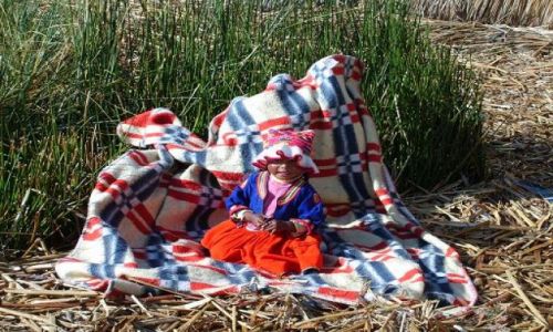 Zdjecie PERU / jezioro titicaca / pływające wyspy / dziecie z Uros