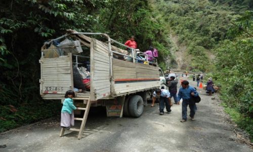 Zdjecie PERU / Cuzco / droga Paucartambo - Pilcopata / Czekamy (2)