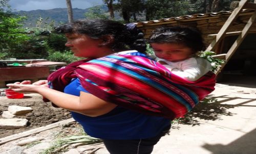Zdjęcie PERU / Cuzco / Ollantaytambo / Noszenie dzieci