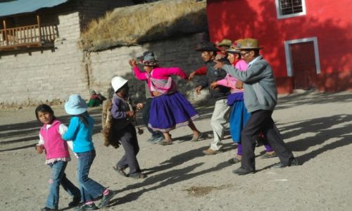 Zdjcie PERU / Arequipa / Cahuana / Taniec z kogutem dookoa kocioa