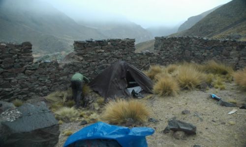 Zdjcie PERU / Arequipa / Chincayallapa / prawie idealne miejsce na namiot (zdj. do art)