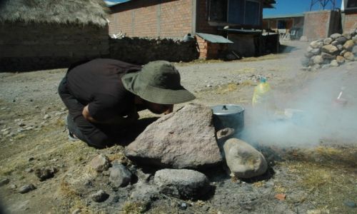 Zdjecie PERU / Arequipa / Huacullo / Pierwsze prby gotowania na odchodach alpak (zdj. do art)