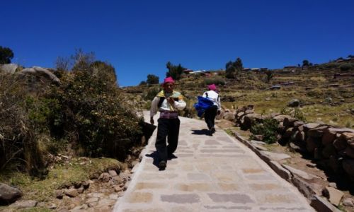 Zdjecie PERU / Taquila, wyspa na jeziorze Titicaca / Na jednym z wielu szlakw... / Potomkowie Inkw