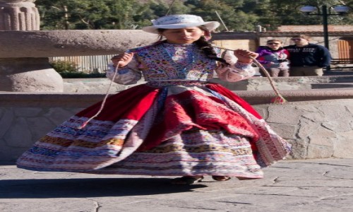 Zdjecie PERU / Arequipa / wioska Yanque w dolinie Colca / Dziewczyna w tacu