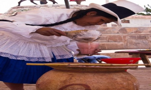 Zdjecie PERU / wita Dolina Inkw / Maras / Pani polewajca chich