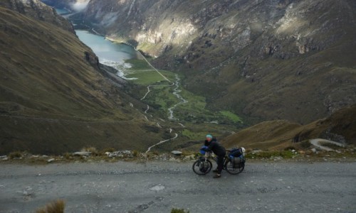 Zdjcie PERU / Huaraz / Huascaran / Daleko w dole