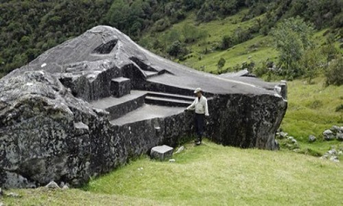 Zdjcie PERU / Vilcabamba / Vilcabamba / Yurac Rumi czyli biay kamie,