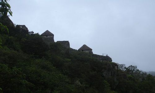 Zdjęcie PERU / brak / Machu Picchiu / Pierwsze ruiny widziane z drogi z Aguas Calientes na szczyt Machu Picchu