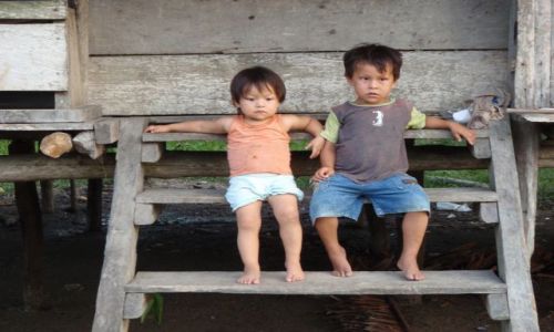 Zdjecie PERU / Iquitos / 8 godzin odzi od Iquitos / modzi Indianie