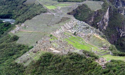 Zdjecie PERU / Andy / Kordyliery / widok z Wayna Picchu na MP - w dole mruczy Urubamba :D
