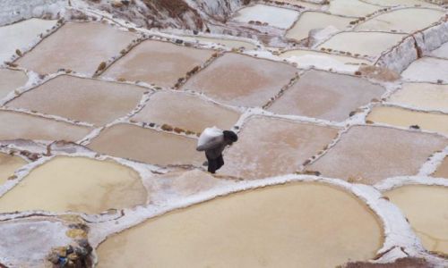 Zdjecie PERU / Maras / Salineras / Z workiem soli