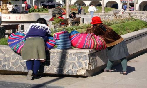 Zdjecie PERU / brak / Huaraz / Kobiety odpoczywaja na Plaza de Armas