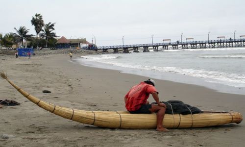 Zdjęcie PERU / brak / Huanchaco, niedaleko Trujillo / Rybak przygotowujący sie do wyplyniecia