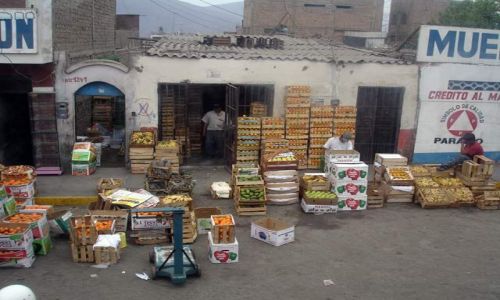 Zdjęcie PERU / brak / Chimbote / Uliczna sprzedaz owocow