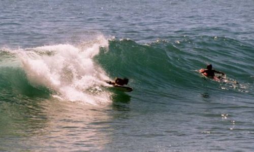 Zdjęcie POLINEZJA FRANCUSKA / Wyspa THAITI / Wschodnie częśc wyspy THAITI / Tubylcy na deskach