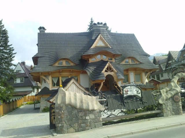 Zdjęcia: Zakopane, Podhale, Pogibany dom przy ul. Kościeliskiej, POLSKA Zdjęcia: Zakopane, Podhale, Pogibany dom przy ul. Kościeliskiej, POLSKA