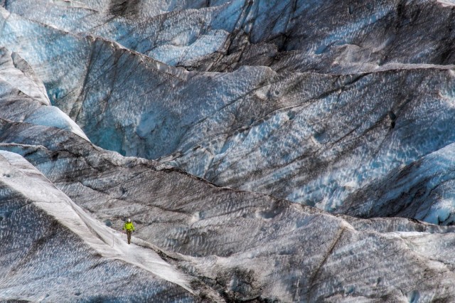 Zdj cia: ---, ---, Climber on the glacier, POLSKA