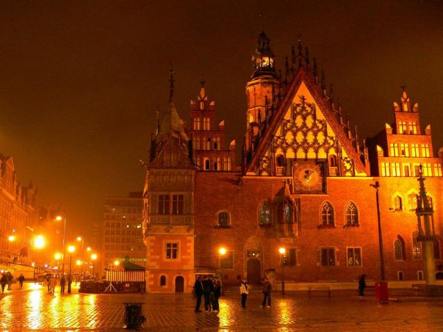 Zdjęcia: WROCŁAW-RYNEK, DOLNY ŚLĄSK, PASKUDNA NOC NA WROCŁAWSKI RYNKU, POLSKA Zdjęcia: WROCŁAW-RYNEK, DOLNY ŚLĄSK, PASKUDNA NOC NA WROCŁAWSKI RYNKU, POLSKA