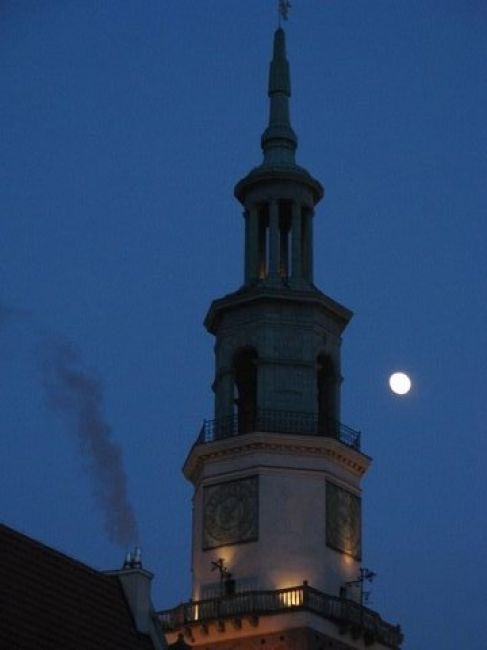 Zdjęcia: poznań, wielkopolska, ratusz i  księżyc, POLSKA Zdjęcia: poznań, wielkopolska, ratusz i  księżyc, POLSKA