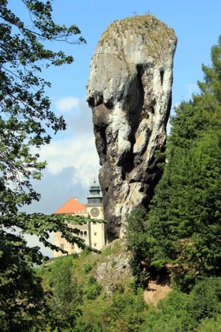 Zdjęcia: Pieskowa Skała, małopolska, Maczuga Herkulesa z zamkiem w tle., POLSKA Zdjęcia: Pieskowa Skała, małopolska, Maczuga Herkulesa z zamkiem w tle., POLSKA