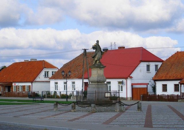 Zdjęcia: Tykocin, Podlasie, rynek z hetmanem Czarnieckim, POLSKA Zdjęcia: Tykocin, Podlasie, rynek z hetmanem Czarnieckim, POLSKA