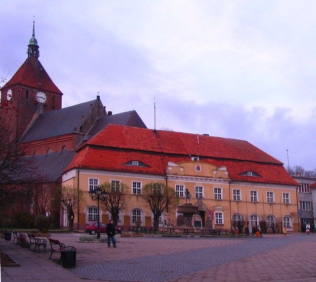 Zdjęcia: Darłowo, Zachodniopomorskie, rynek z ratuszem, POLSKA Zdjęcia: Darłowo, Zachodniopomorskie, rynek z ratuszem, POLSKA