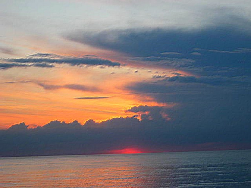 Moment W Którym Słońce Chowa Się Po Zachodniej Części Widnokręgu Zdjęcia: Niechorze, zachodniopomorskie, słońce się chowa w morzu co