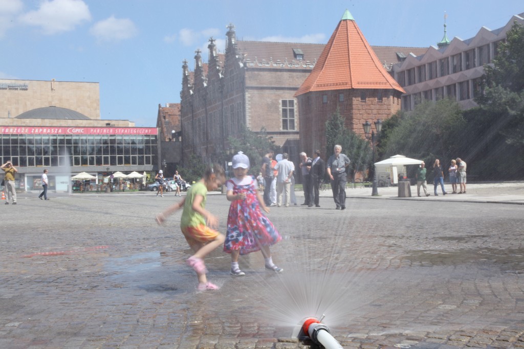 Zdjęcia: Gdańsk, Targ Węglowy, Pomorze, Trochę wody dla ochłody, POLSKA Zdjęcia: Gdańsk, Targ Węglowy, Pomorze, Trochę wody dla ochłody, POLSKA