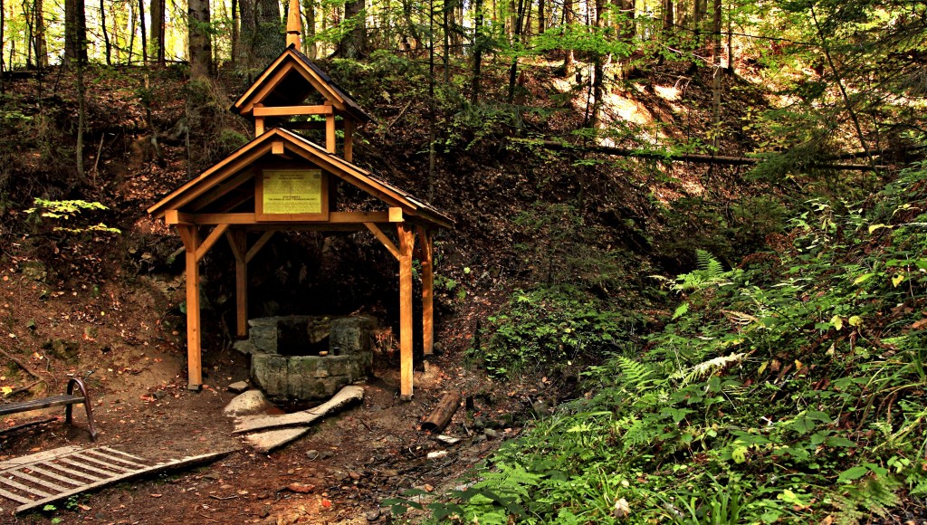 Zdjęcia: Krynica Zdrój., Beskid Sądecki., Źródło Miłości na zboczu Góry Parkowej., POLSKA Zdjęcia: Krynica Zdrój., Beskid Sądecki., Źródło Miłości na zboczu Góry Parkowej., POLSKA