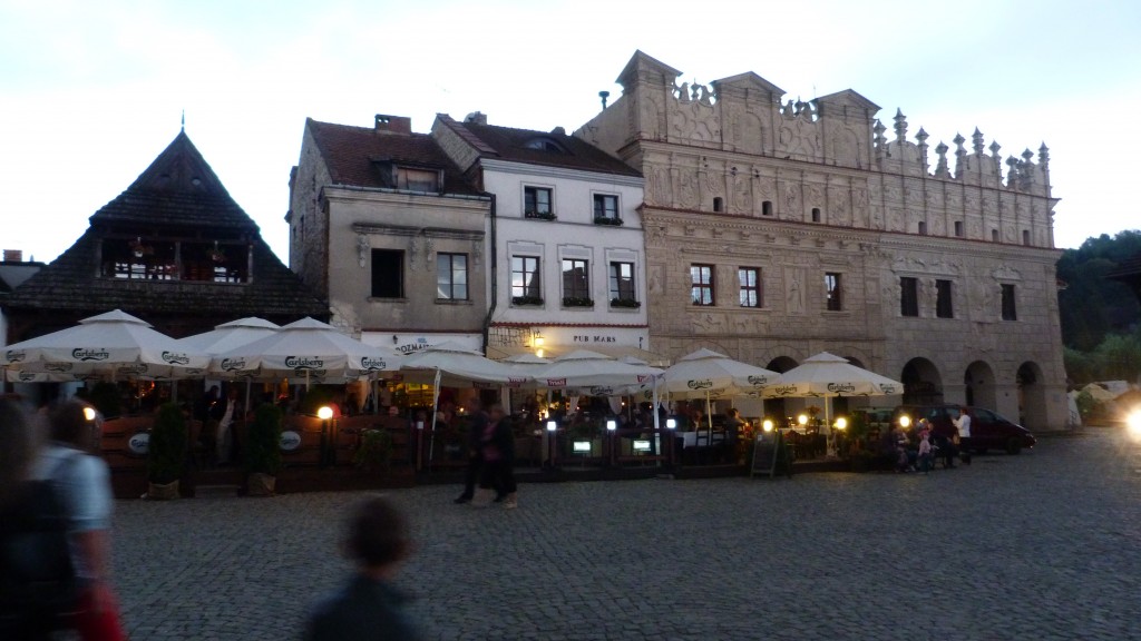 Zdjęcia: Kazimierz Dolny, Kazimierz Dolny, wczesny wieczór na rynku, POLSKA Zdjęcia: Kazimierz Dolny, Kazimierz Dolny, wczesny wieczór na rynku, POLSKA