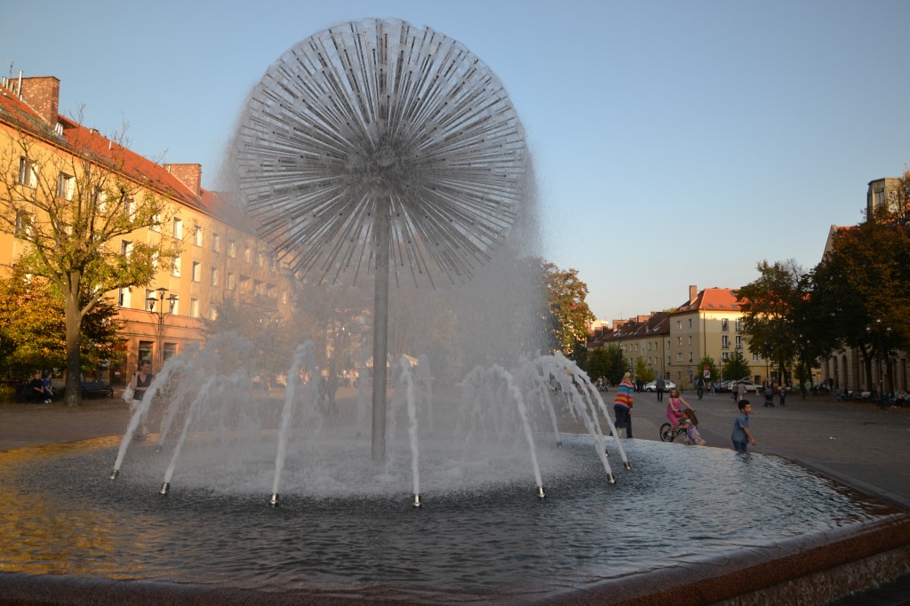 Zdjęcia: Tychy, Górny Śląsk, Fontanna przed Andromedą, POLSKA Zdjęcia: Tychy, Górny Śląsk, Fontanna przed Andromedą, POLSKA