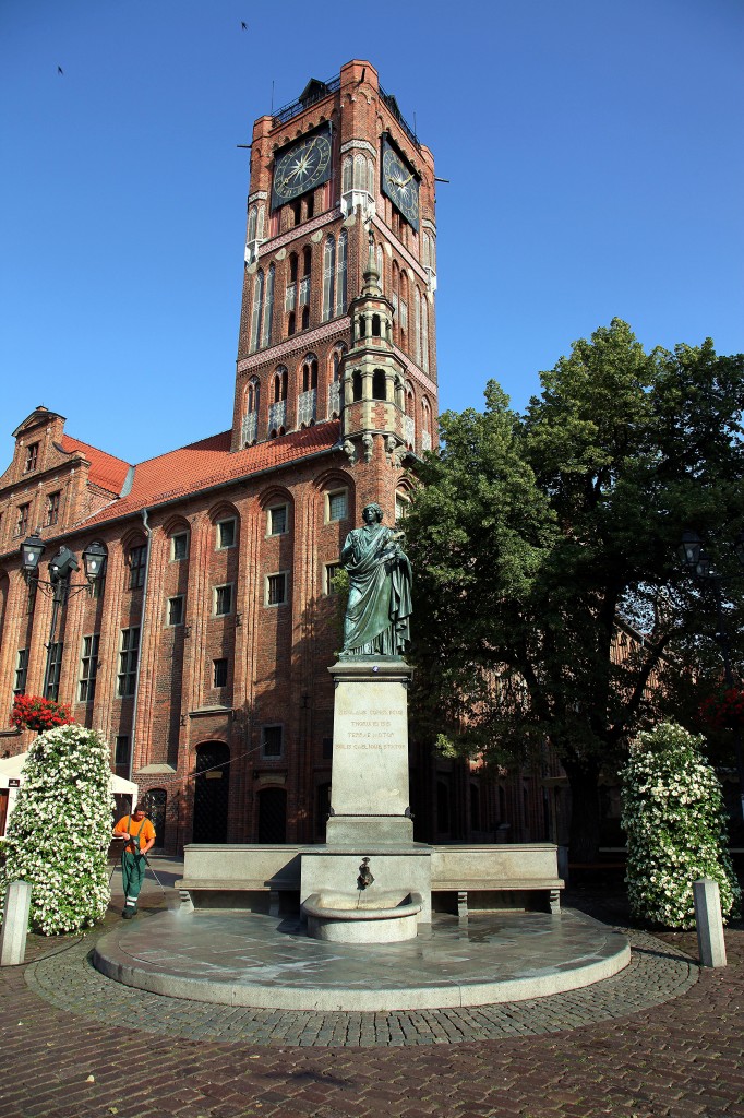 Zdjęcia: Rynek Staromiejski, Toruń, Poranne mycie Kopernika, POLSKA Zdjęcia: Rynek Staromiejski, Toruń, Poranne mycie Kopernika, POLSKA