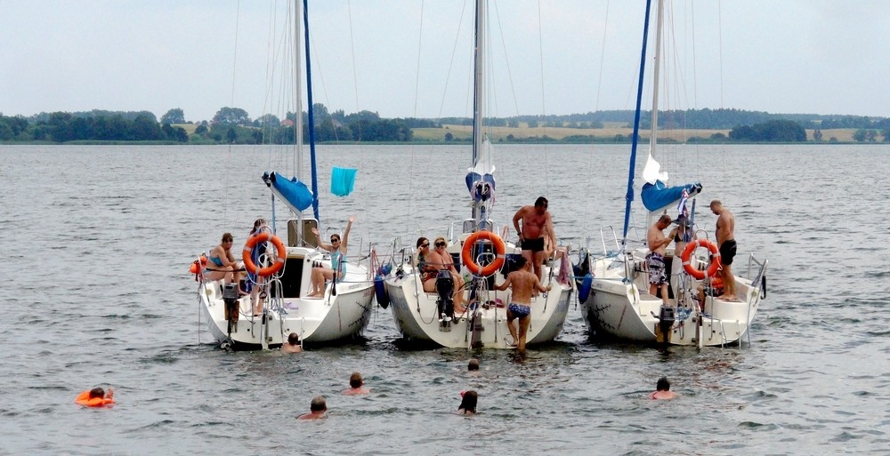 Zdjęcia: Mikołajki, Warmia Mazury, Załogi jachtów w kąpieli, POLSKA Zdjęcia: Mikołajki, Warmia Mazury, Załogi jachtów w kąpieli, POLSKA