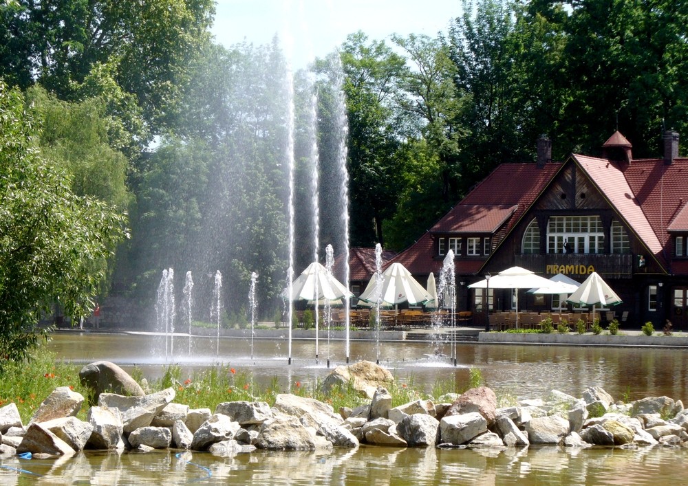 Zdjęcia: Opole, opolskie, Fontanna i piramida nad stawem Barlickiego, POLSKA Zdjęcia: Opole, opolskie, Fontanna i piramida nad stawem Barlickiego, POLSKA