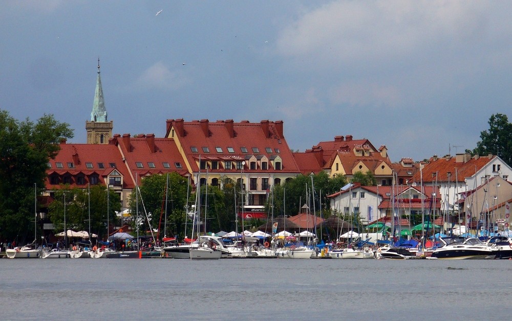 Zdjęcia: Mikołajki, warmińsko mazurskie, Fragment miasta widziany z jeziora, POLSKA Zdjęcia: Mikołajki, warmińsko mazurskie, Fragment miasta widziany z jeziora, POLSKA