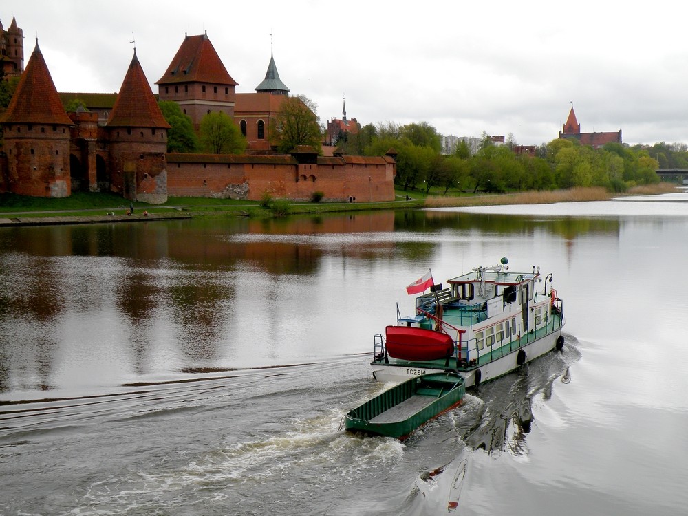 Zdjęcia: Malbork, pomorskie, Zamek i statek na Nogacie., POLSKA Zdjęcia: Malbork, pomorskie, Zamek i statek na Nogacie., POLSKA