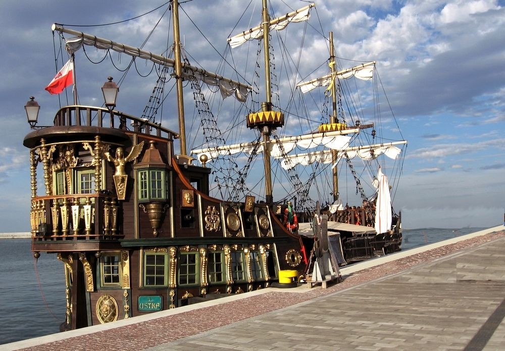 Zdjęcia: Ustka, pomorskie, Pływadełko udające statek piracki, POLSKA Zdjęcia: Ustka, pomorskie, Pływadełko udające statek piracki, POLSKA