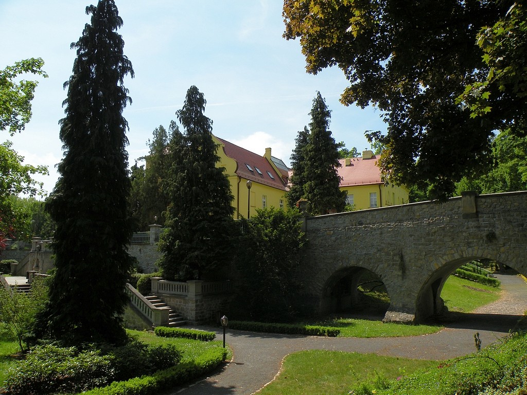 Zdjęcia: Rogów Opolski, opolskie, Zamek widok z alei parkowej, POLSKA Zdjęcia: Rogów Opolski, opolskie, Zamek widok z alei parkowej, POLSKA