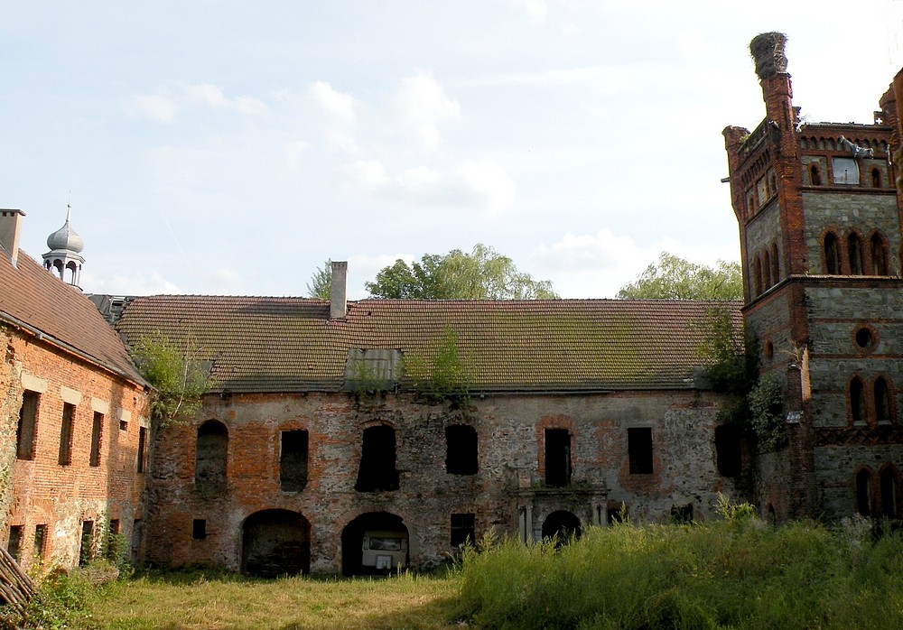 Zdjęcia: Łąka Prudnicka, opolskie, Dziedzinec zamkowy, POLSKA Zdjęcia: Łąka Prudnicka, opolskie, Dziedzinec zamkowy, POLSKA