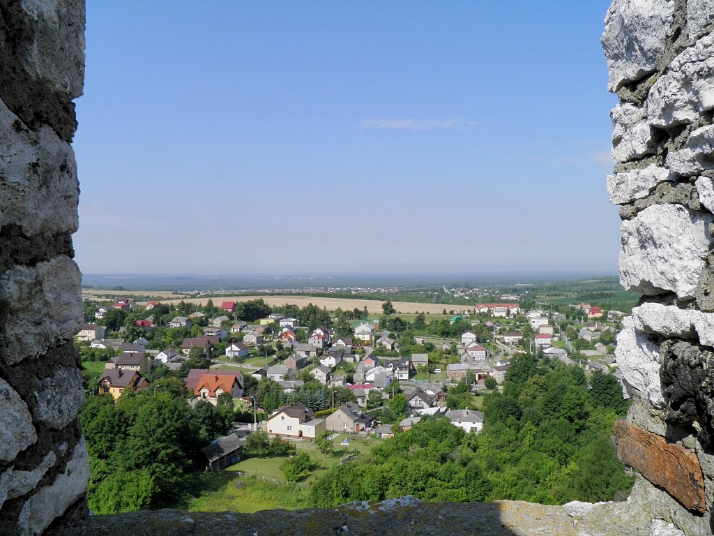 Zdjęcia: Ogrodzieniec, śląskie, Widok poniżej zamku, POLSKA Zdjęcia: Ogrodzieniec, śląskie, Widok poniżej zamku, POLSKA